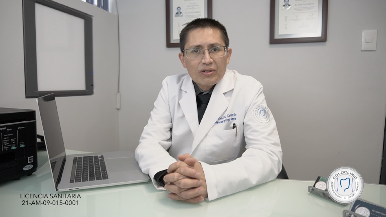 El Dr. Uriel Cruz Calderón en su consultorio